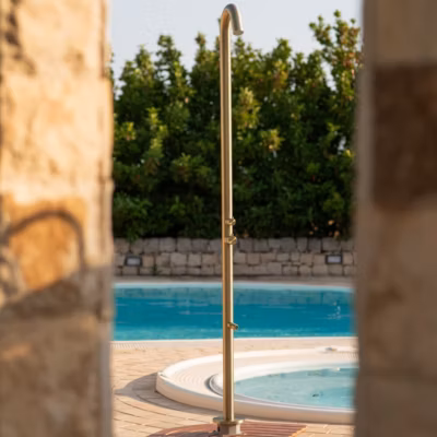 Douche Exterieure a Eau Chaude Et Froide Sined Shower Quartu Oro