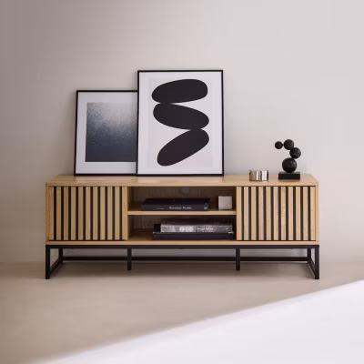 Meuble TV en décor bois rainuré L 120cm et piètement en métal noir. système d&rsquo;ouverture par pression