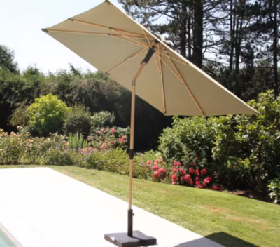 Parasol droit 2,4m – effet bois – vert sauge – RUBIS