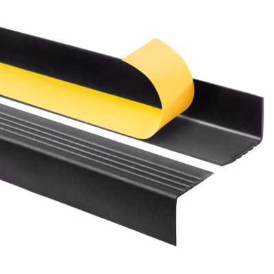 Nez de marche PVC 50×42 mm QUEST, profil autocollant antidérapant – 200 cm, noir-argent
