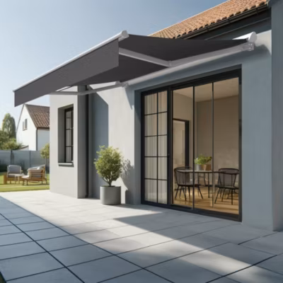 Store banne semi-coffre SARARI 3,00×2,00m (Manuelle – Gris Graphite – Blanc)