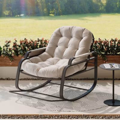 Fauteuil à bascule extérieur en rotin avec repose pieds pliable, coussin beige et rangement sur accoudoirs, Design moderne