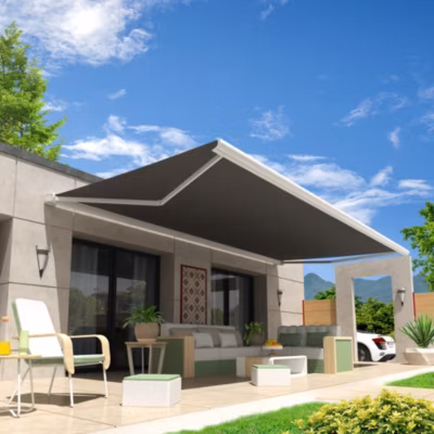 Store banne coffre intégral HEVOA 6,00×3,50 M (Motorisé Secours à Télécommande – Armature blanc – Toile grise)