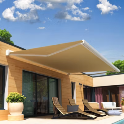 Store banne coffre intégral SOA 4,10×3,50 M (Motorisé Secours à Télécommande – Armature blanc – Toile écrue)