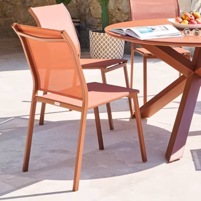 Chaise de jardin Essentia empilable acajou – Hespéride