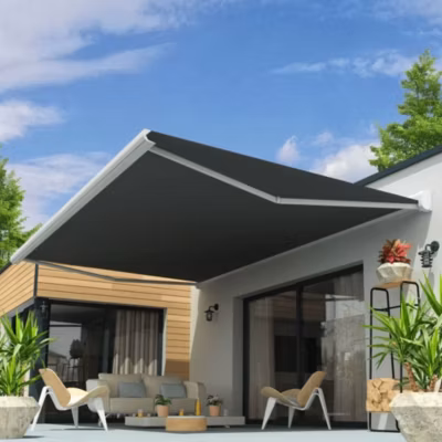 Store banne coffre intégral CELESTE 3,00×2,50 M (Motorisé Secours à Télécommande + LED – Armature blanc – Toile grise)