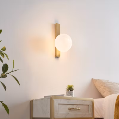 Applique moderne boule en verre et socle fin laiton – Noava